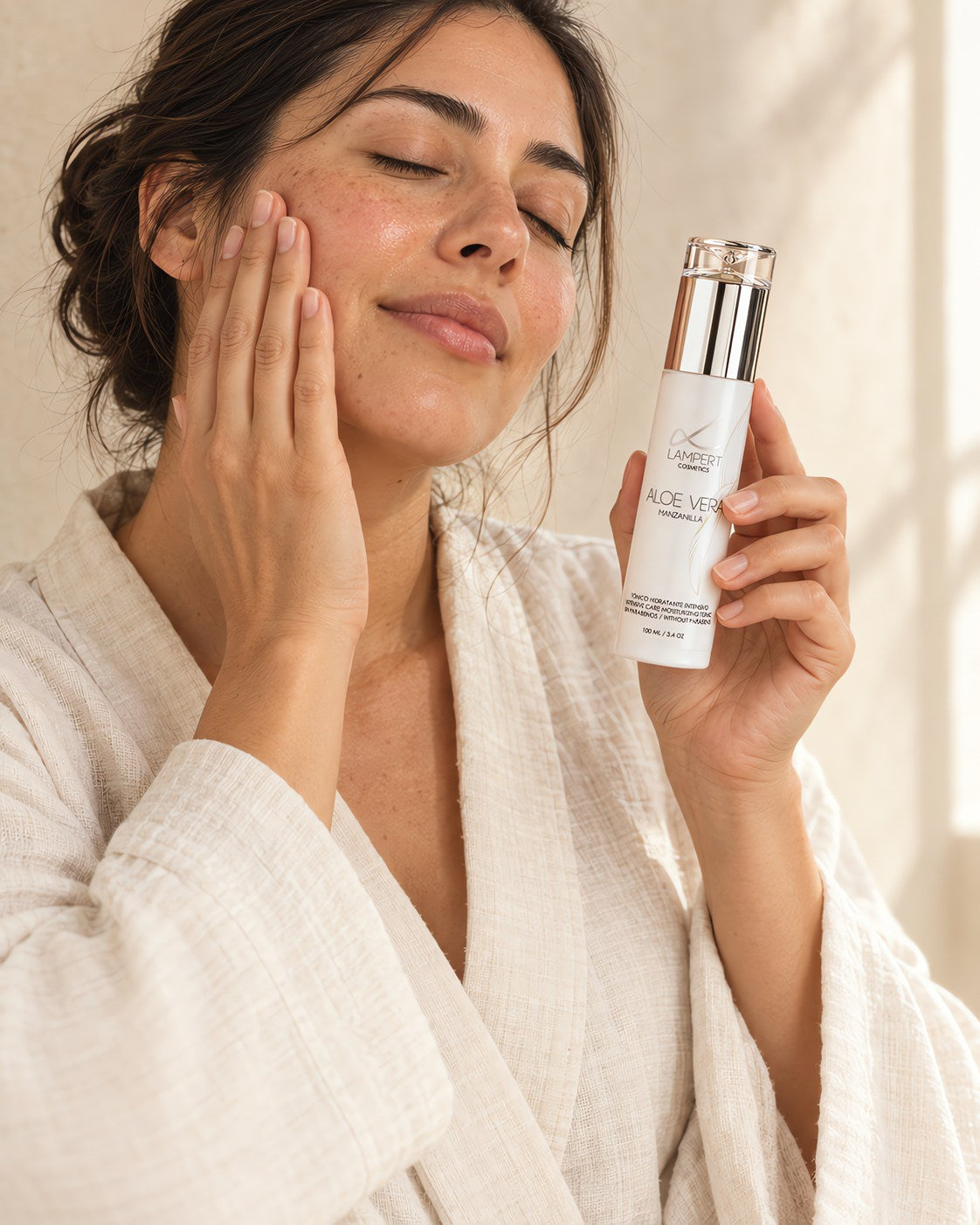 Mujer usando el Tónico de Aloe Vera Lampert